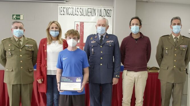 Defensa premia a un alumno del IES Nicolás Salmerón en el certamen ‘Carta a un Militar’