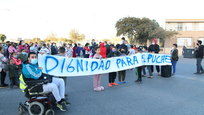 El Puche de Almería pide dignidad protestando en la calle