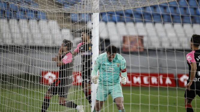 Fernando se lamenta tras el gol de chilena de Abdón.