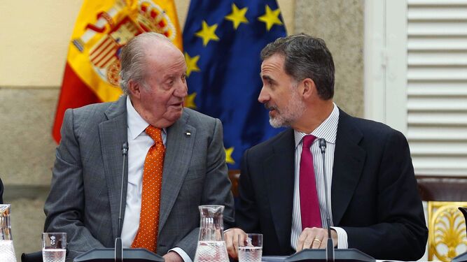 El Rey emérito y Felipe VI durante un acto en Madrid.