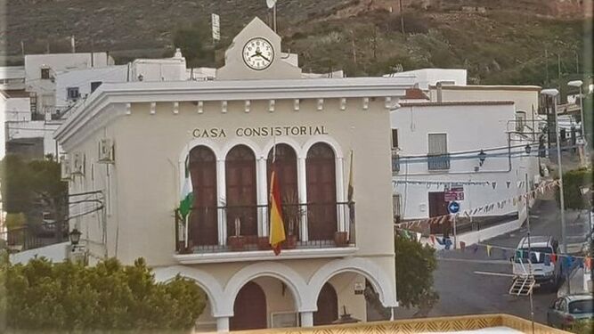 Vista del Ayuntamiento de Íllar.