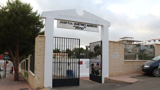Puerta de acceso al polideportivo municipal Juan Francisco Martínez Modesto ‘Nino’.