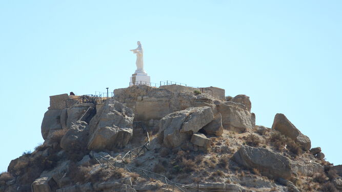 Cima del cerro del Espíritu Santo de Vera, con los restos de la alcazaba y el Sagrado Corazón de Jesús.