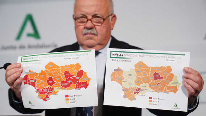 EL consejero de Salud muestra el mapa actual (izquierda) y el que entra en vigor este viernes (derecha).