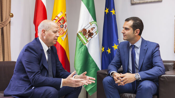 El alcalde de la capital con el consejero de deportes, Javier Imbroda