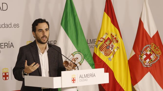 Carlos Sánchez presentando la guía digital sobre la historia y patrimonio del Paseo de Almería.