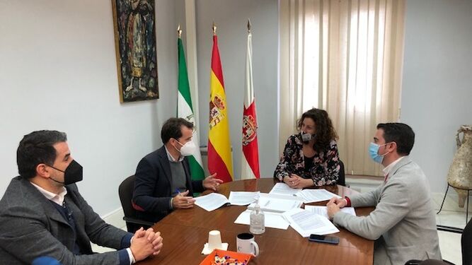 La concejal María Vázquez y  el consejero delegado de COPSA, Eduardo Gutiérrez, en la firma del contrato
