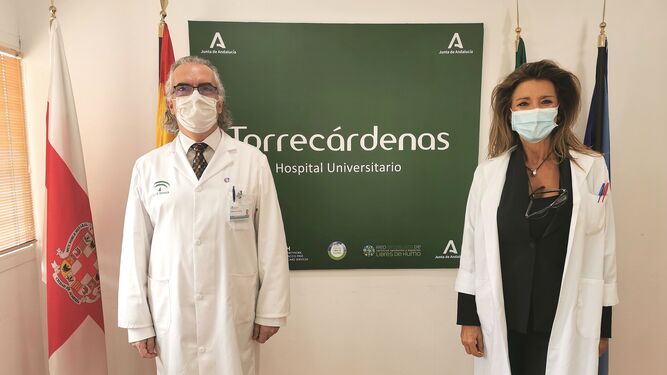 El gerente de Torrecárdenas y la doctora Marta Casado.