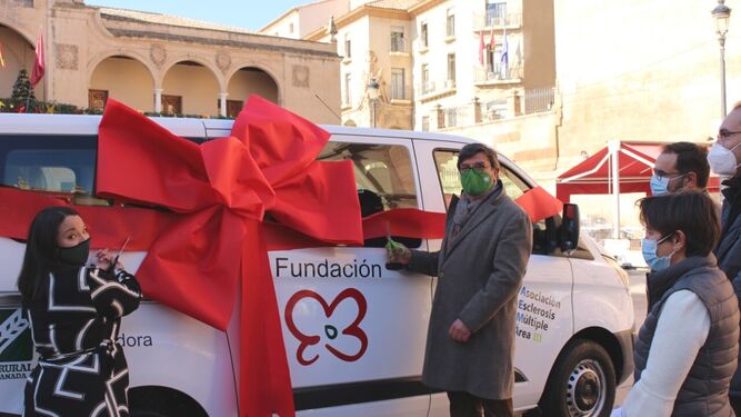 Acto de entrega del vehículo adaptado a la Asociación de Esclerosis Múltiple de Lorca por parte de Primaflor