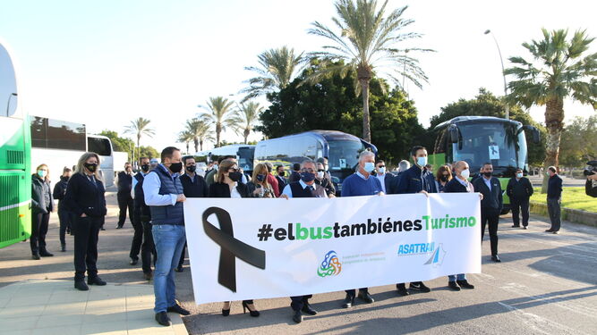 El sector del transporte turístico de Almería por carretera se moviliza