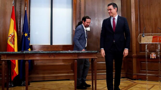 Pablo Iglesias y Pedro Sánchez  tras el acto de firma del acuerdo programático del Gobierno de coalición.
