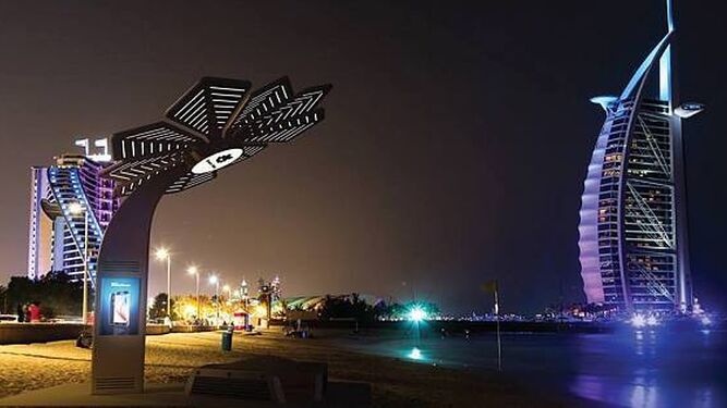 Imagen nocturna de la Smart Palm de Dubai. Las placas solares alimentan también los LED verdes que emiten luz al caer la noche como puntos de referencia.