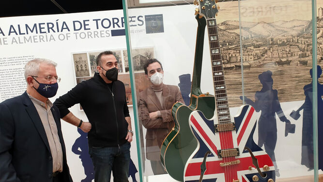 Carlos Sánchez en la apertura de la exposición sobre las guitarras eléctricas más famosas del Rock.