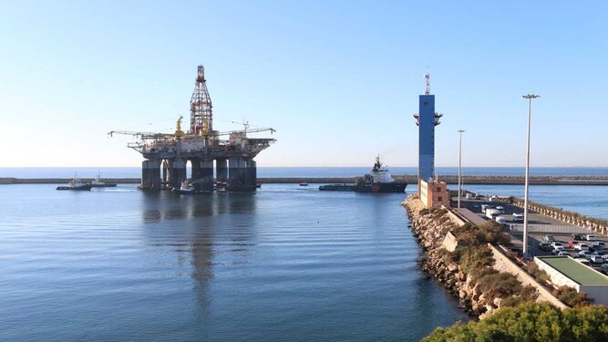 La plataforma petrolífera Ocean Confidence se despide del Puerto de Almería