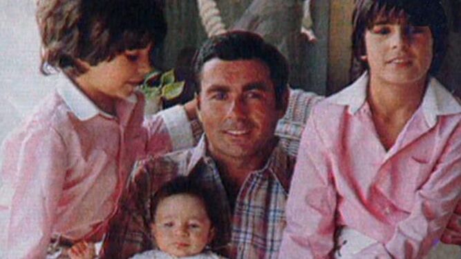 El diestro, con sus tres hijos: Fran, Cayetano y Kiko.