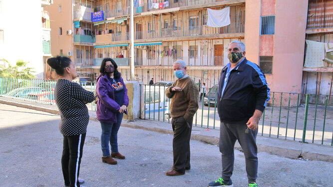 Un grupo de vecinos del barrio muestran a Diario de Almería la situación en la que se encuentra El Patio cuatro años después de su apuntalamiento.