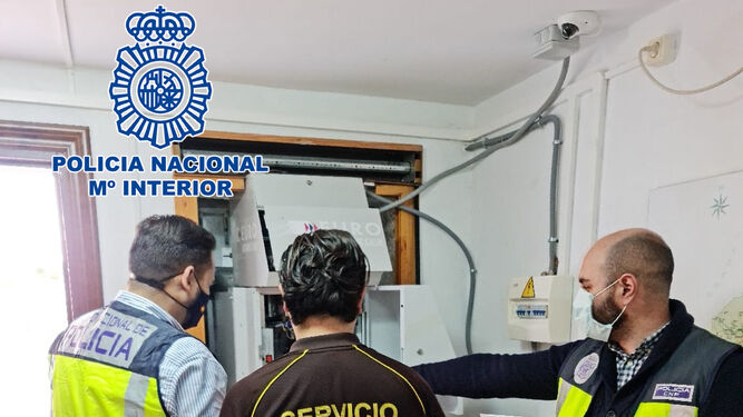La Policía supervisa 39 nuevos cajeros automáticos  instalados gracias a la Diputación de Almería