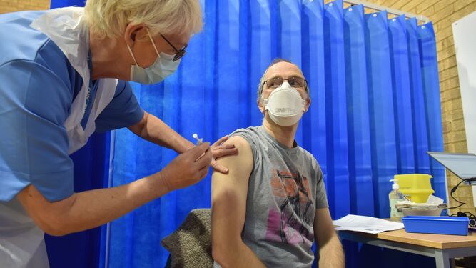 Un ciudadano británico se vacuna contra la COVID-19 en Reino Unido.