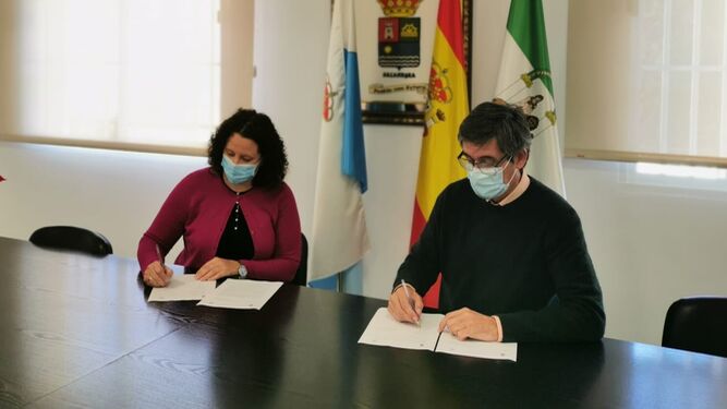 Nuria Rodríguez y Manuel Cortés firman el escrito.