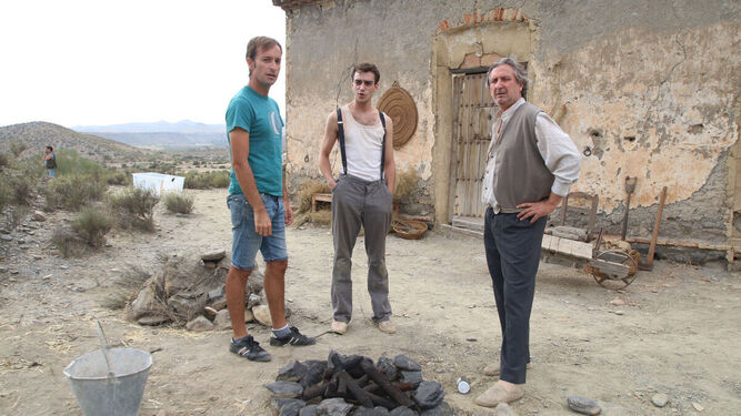 Juan Francisco Viruega (a la izquierda), dirigiendo a Nacho Sánchez y Sebastián Haro en el corto ‘Domesticado’.