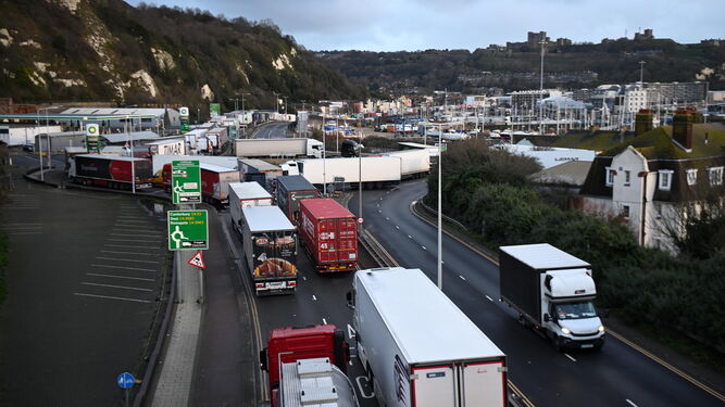 Miles de camioneros siguen atrapados en Reino Unido.
