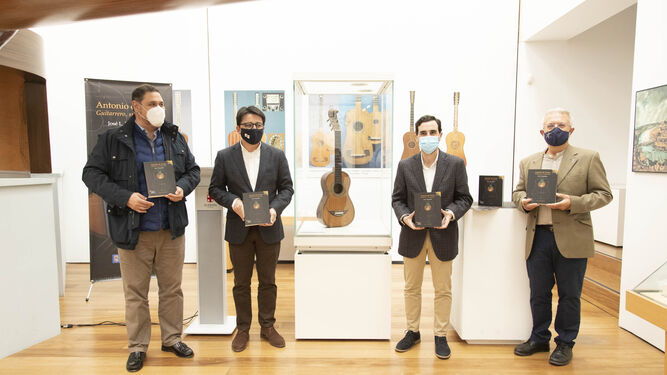Francisco Alonso, Manuel Guzmán, Carlos Sánchez y Carlos González presentando la obra.