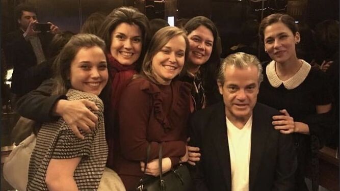 Marcos de Quinto junto a su mujer y su cuñada, entre otros familiares, en una foto publicada en el Facebook abierto de la soprano Angelica de la Riva.