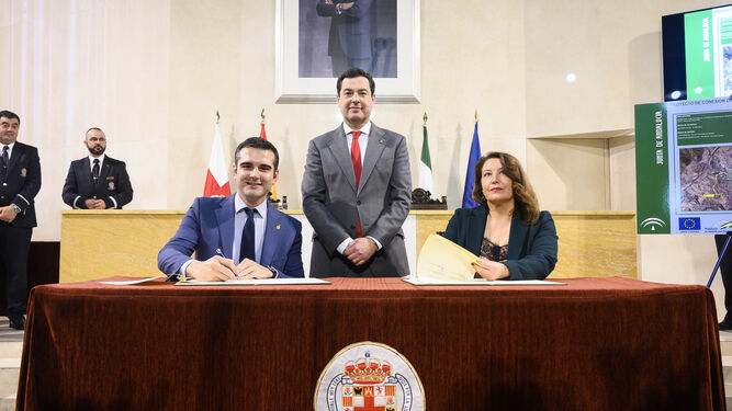 El presidente de la Junta con el alcalde y Carmen Crespo, en la firma del convenio de enero que refrescaba aquel rubricado en 2004 y 2006