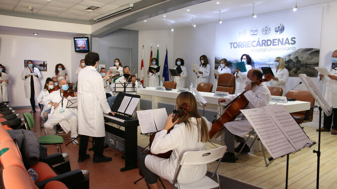 Actuación de la ‘Orquesta y Coro’ del Hospital Universitario Torrecárdenas.