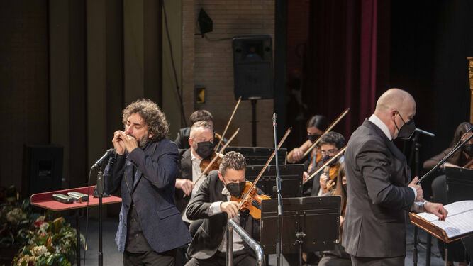 La OCAL contó con Antonio Serrano como solista a la armónica.