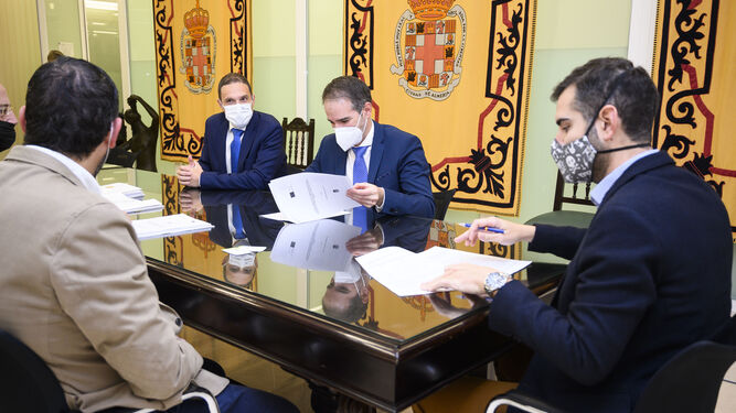 El alcalde de Almería firma los primeros contratos para iniciar en febrero el plan de empleo