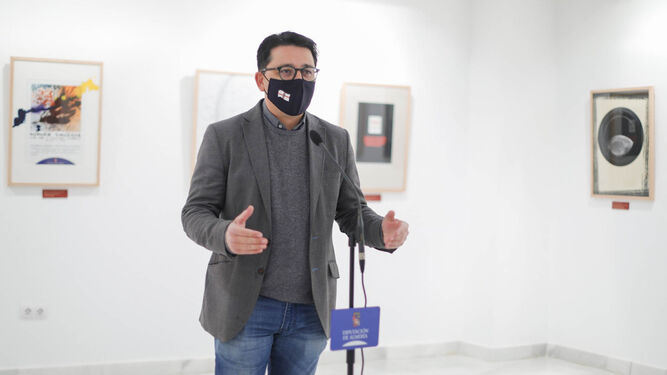 Manuel Guzmán, diputado de Cultura y Cine en la ‘Galería Alfareros'.