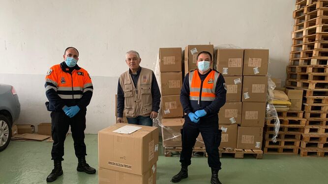 Miembros de la Agrupación de Protección Civil de Huércal-Overa en el reparto de mascarillas en abril.