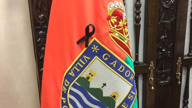 Bandera de Gádor con crespón negro por las víctimas de la COVID-19 en España.