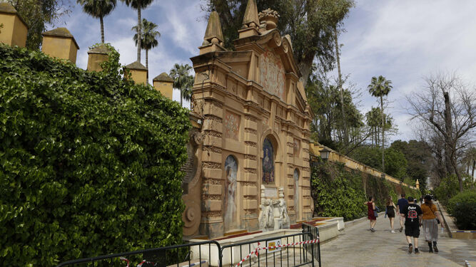 La fuente de Catalina de Ribera y la muralla del Alcázar en el paseo que lleva su nombre.