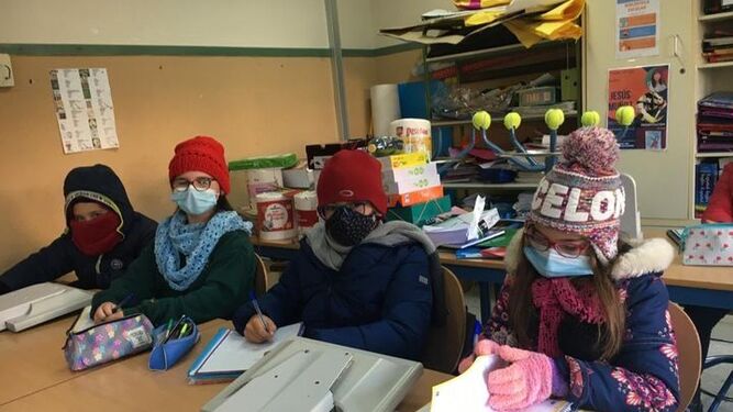 Sindicatos y asociaciones de padres preocupados por el frío y la ventilación de las clases en pandemia