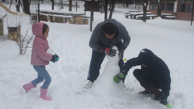 Vecinos de María jugando con la nieve, ayer.
