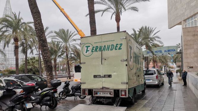 Un camión de mudanzas traslada los últimos enseres necesarios desde la Audiencia Provincial a Aguadulce.