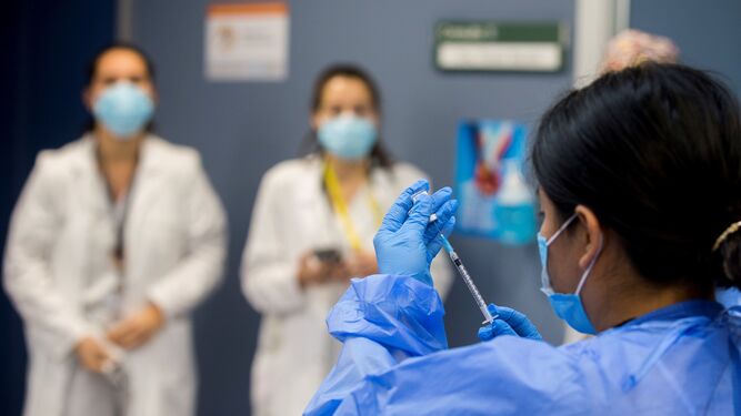 Una enfermera prepara una de las vacunas que se dispensan a los sanitarios  de un centro hospitalario.