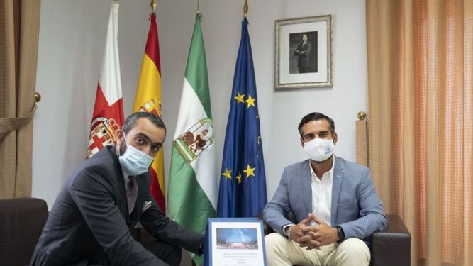 Mohamed El Assy, CEO rojiblanco, el día que presentó el proyecto de remodelación del Mediterráneo al alcalde