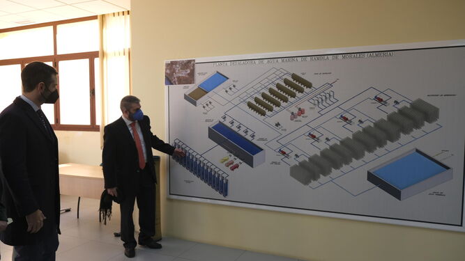 Aqualia muestra, al alcalde de Almería entre otros, el proyecto de desalación en Mar de Alborán.