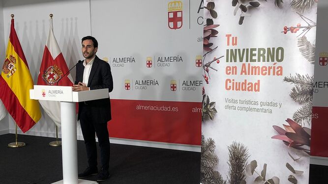 Carlos Sánchez presentando el programa ‘Tu invierno en Almería Ciudad’.