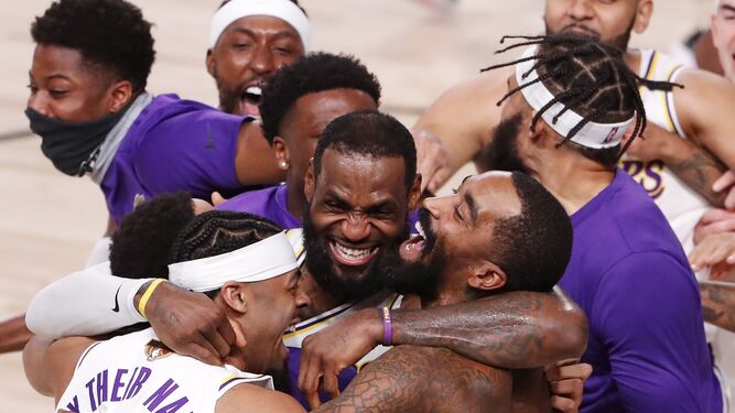 LeBron James celebra una victoria de los Lakers con sus compañeros