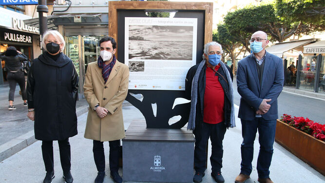 El concejal Carlos Sánchez junto al fotógrafo Carlos de Paz durante la apertura de la exposición.