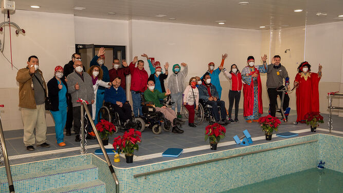 Usuarios de la Residencia de Personas con Gran Discapacidad de FAAM en la zona de la piscina.