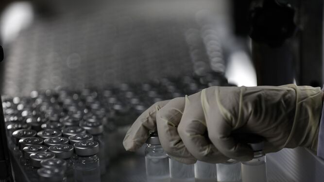 Un técnico de laboratorio manipula varias dosis de la vacuna contra el coronavirus.