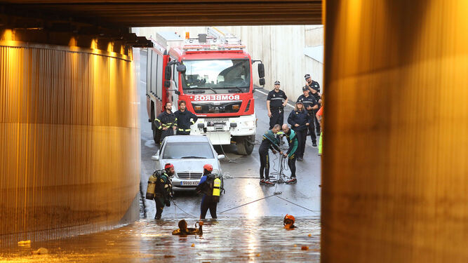 Imagen del rescate en el interior del paso subterráneo de la avenida del Mediterráneo