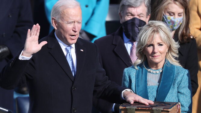Jill Biden sostiene la Biblia sobre la que juró el cargo Joe Biden.