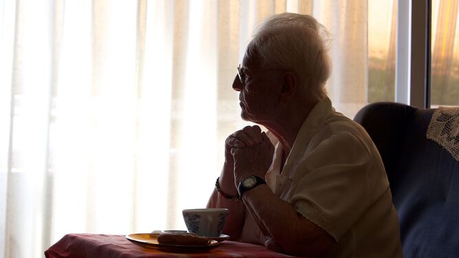 Imagen de archivo de una persona mayor tomando un desayuno.
