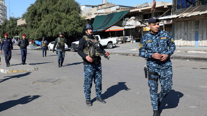 Las Fuerzas de Seguridad iraquíes, junto al mercado donde acontecieron las explosiones terroristas.